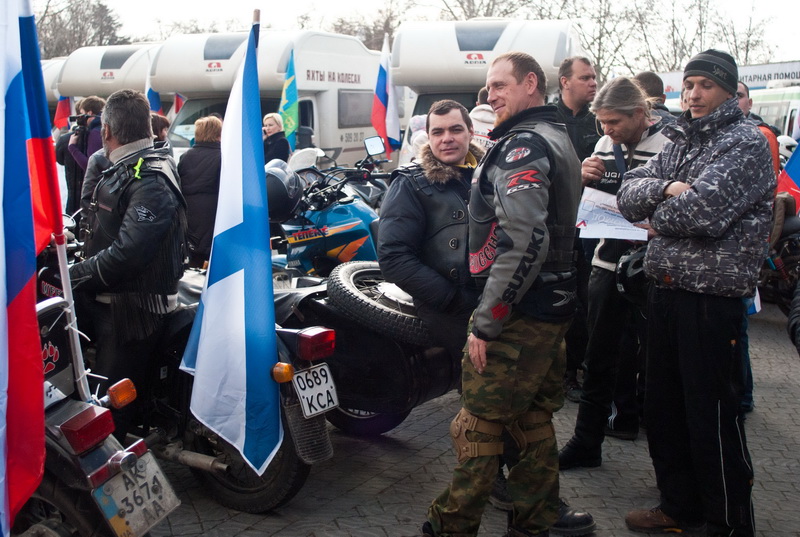 В Севастополе встретили автопоезд с гуманитарной помощью