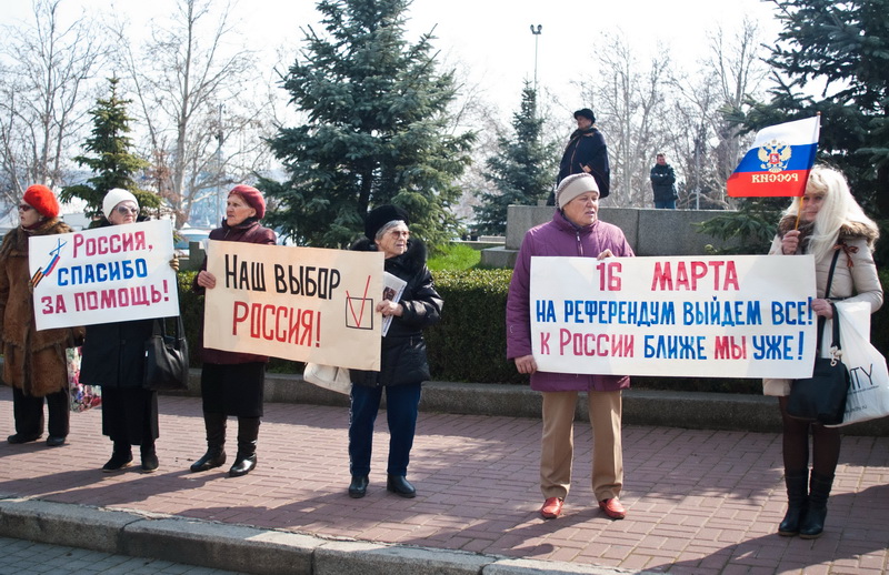В Севастополе встретили автопоезд с гуманитарной помощью