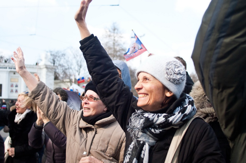 В Севастополе встретили автопоезд с гуманитарной помощью