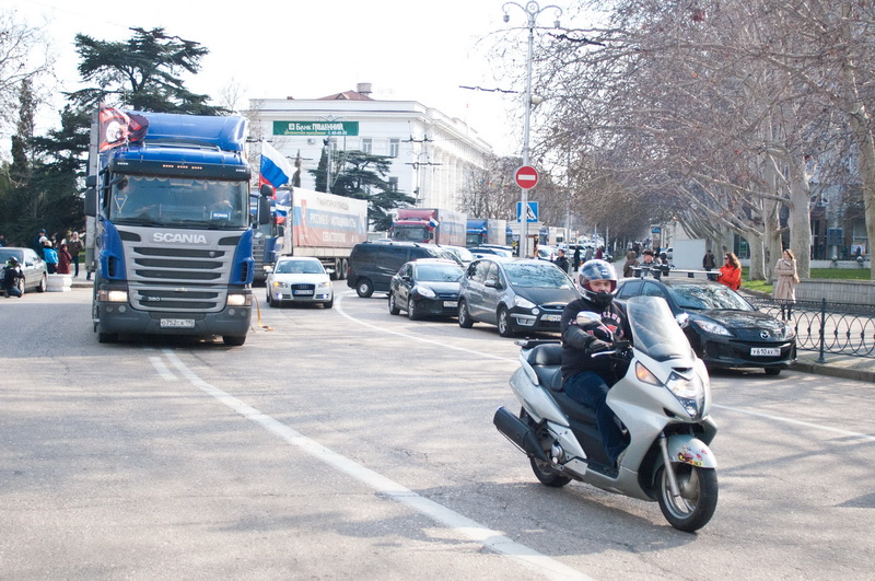 В Севастополе встретили автопоезд с гуманитарной помощью