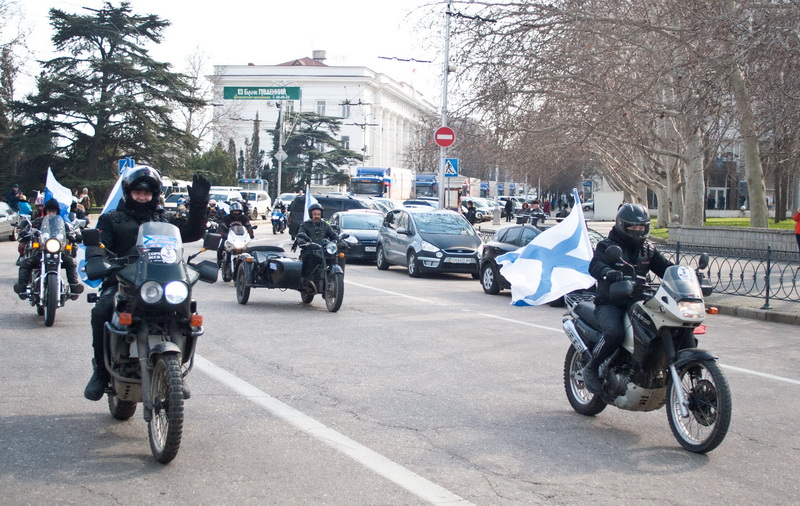 В Севастополе встретили автопоезд с гуманитарной помощью