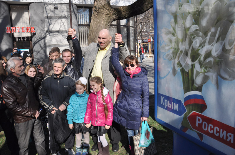 Российский боксер в Симферополе встретился с юными спортсменами