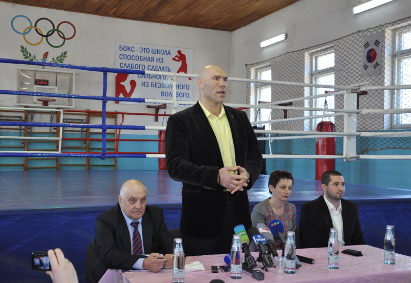 Российский боксер в Симферополе встретился с юными спортсменами