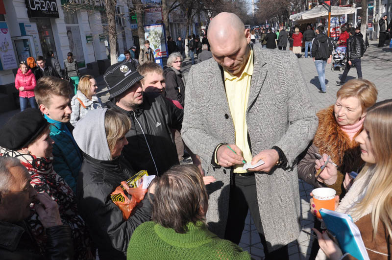 Российский боксер в Симферополе встретился с юными спортсменами