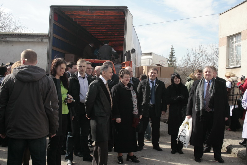Детская больница в Симферополе получила гуманитарную помощь от Владимирской области