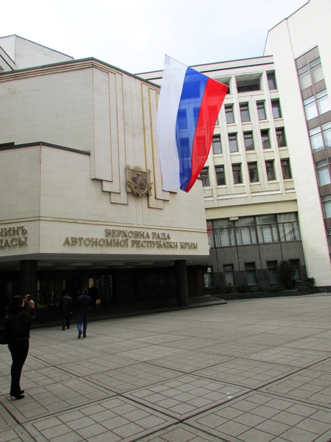 Со стен крымского парламента сняли герб Украины