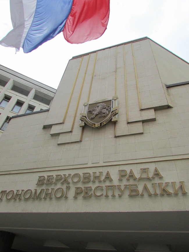 Со стен крымского парламента сняли герб Украины
