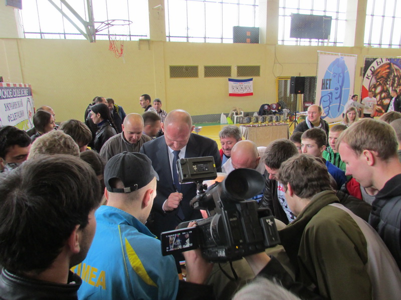 В Симферополе открылся чемпионат по армрестлингу