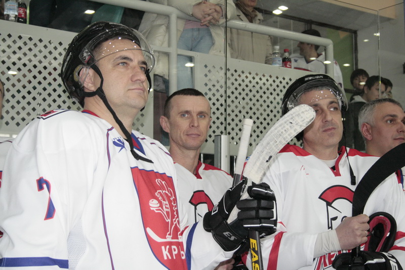 В Симферополе российский хоккеист встретился с юными спортсменами