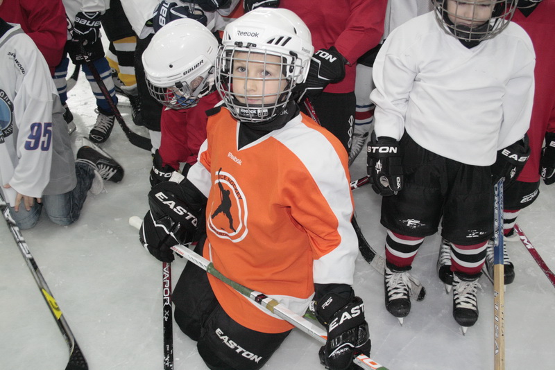 В Симферополе российский хоккеист встретился с юными спортсменами