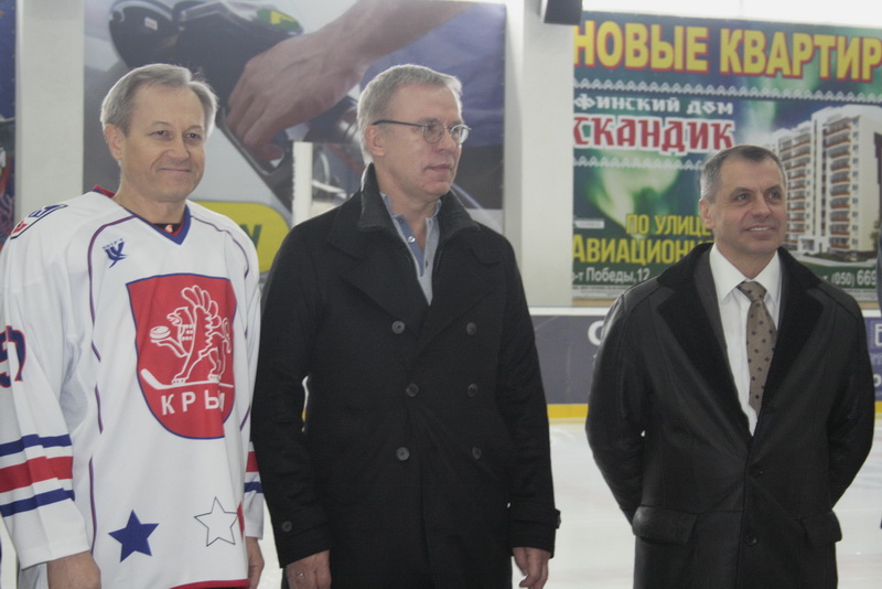 В Симферополе российский хоккеист встретился с юными спортсменами