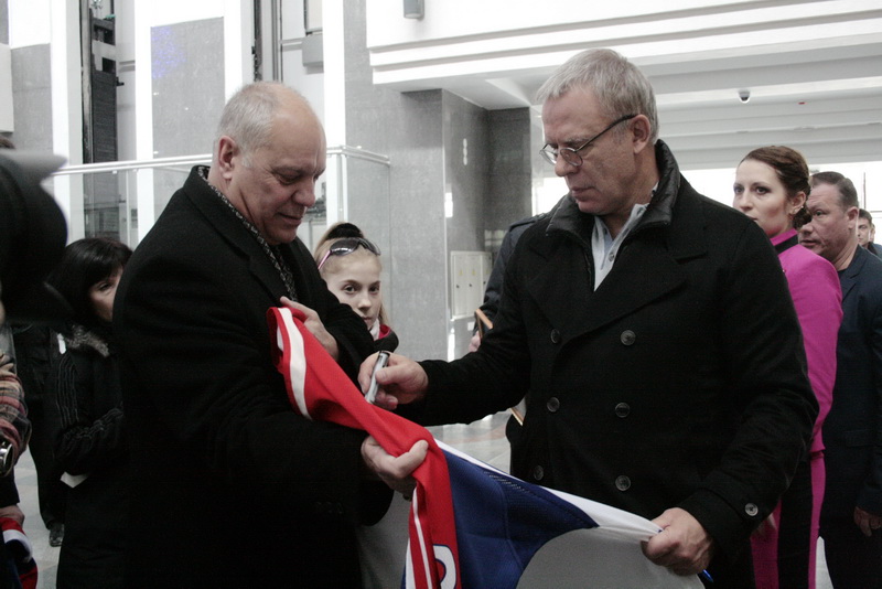 В Симферополе российский хоккеист встретился с юными спортсменами