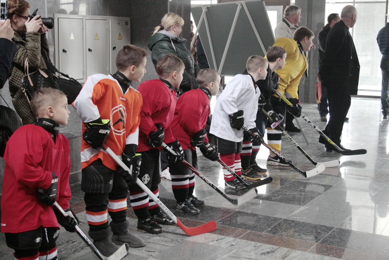 В Симферополе российский хоккеист встретился с юными спортсменами