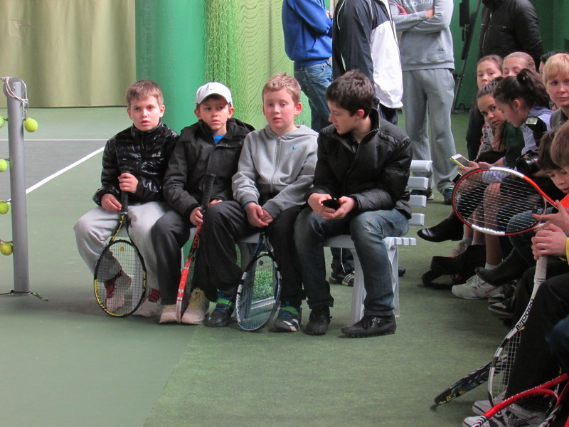 В Симферополе российский спортсмен встретился с воспитанниками теннисной школы