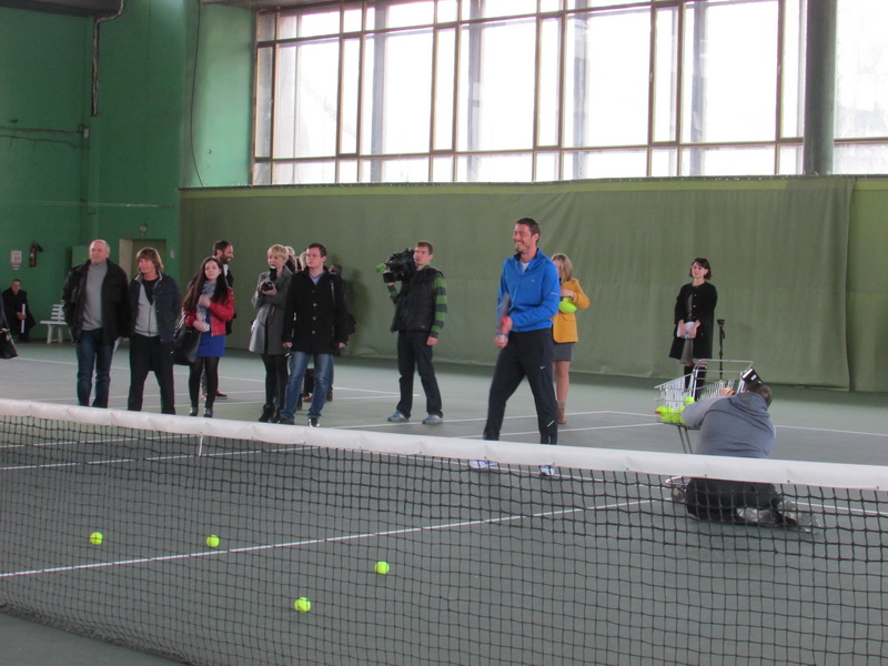 В Симферополе российский спортсмен встретился с воспитанниками теннисной школы