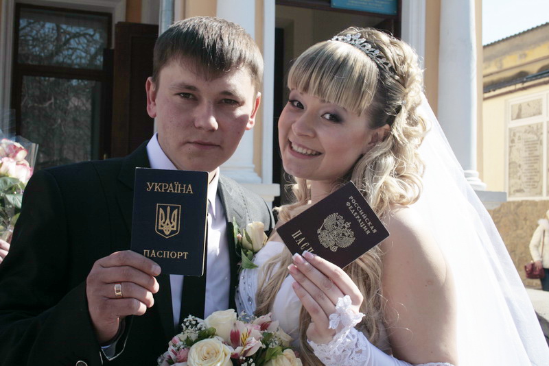 В Симферополе зарегистрировали брак россиянка и крымчанин