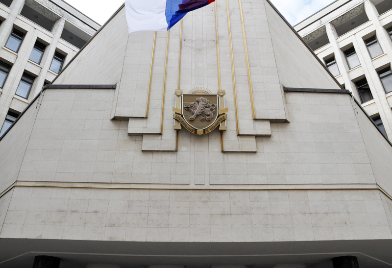 В Симферополе сняли буквы с фасада Госсовета