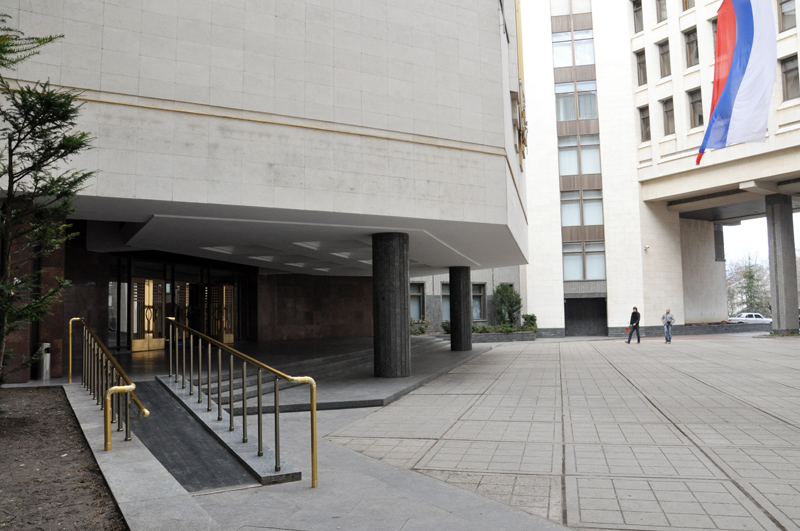 В Симферополе сняли буквы с фасада Госсовета