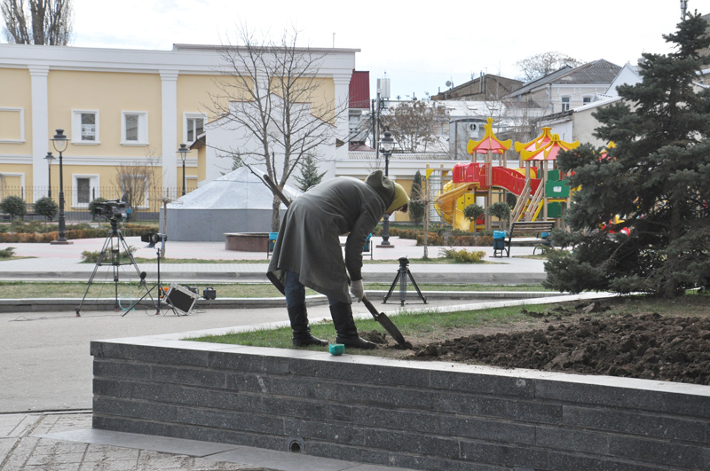 В Симферополе сняли буквы с фасада Госсовета