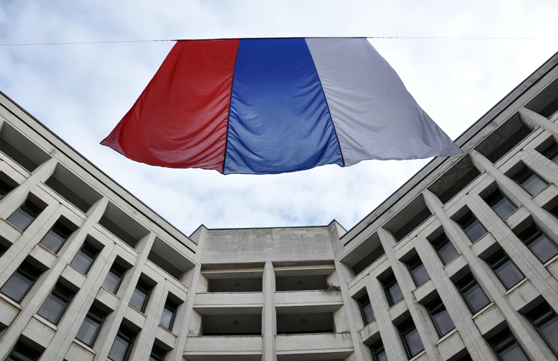 В Симферополе сняли буквы с фасада Госсовета