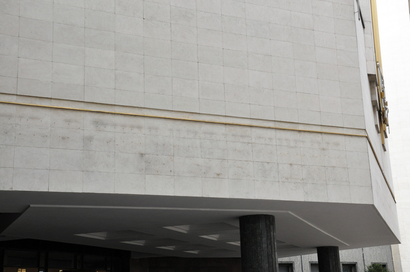 В Симферополе сняли буквы с фасада Госсовета