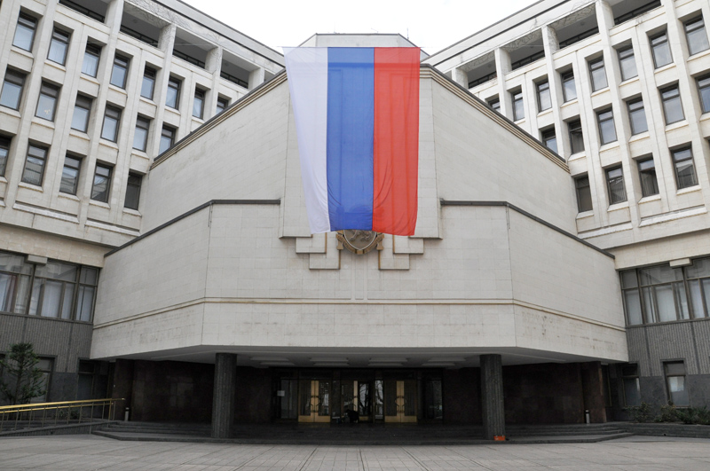 В Симферополе сняли буквы с фасада Госсовета