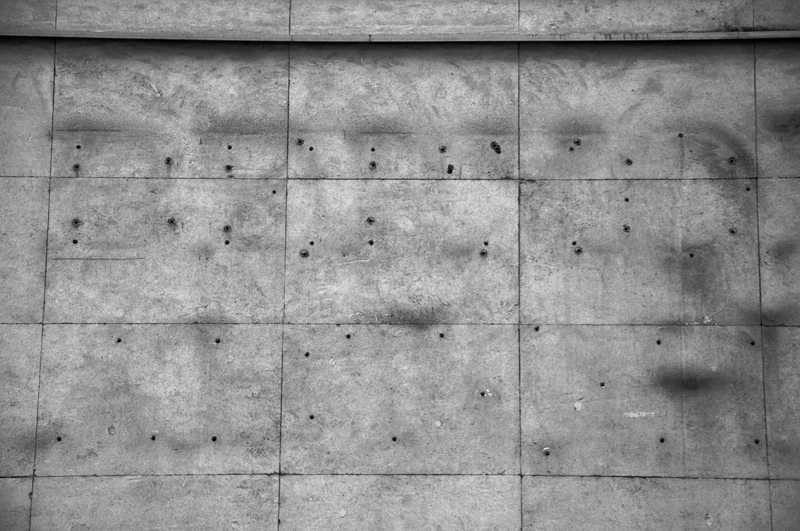 В Симферополе сняли буквы с фасада Госсовета