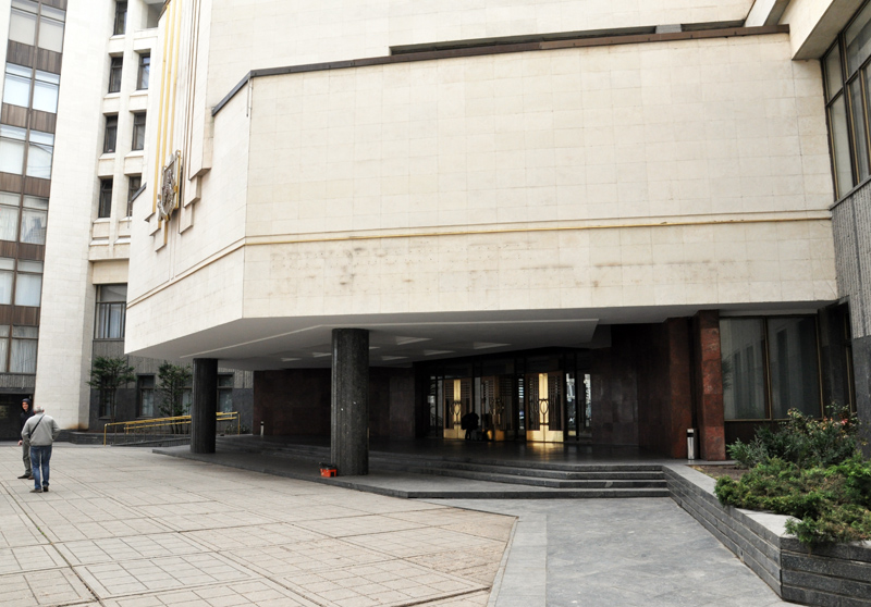 В Симферополе сняли буквы с фасада Госсовета