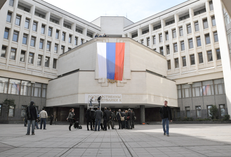 В Симферополе на здании Госсовета Крыма появилось новое название