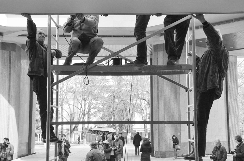 В Симферополе на здании Госсовета Крыма появилось новое название