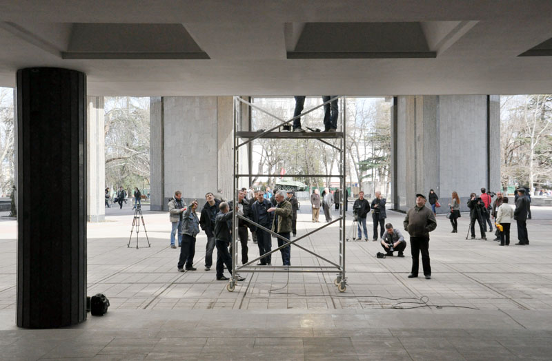 В Симферополе на здании Госсовета Крыма появилось новое название