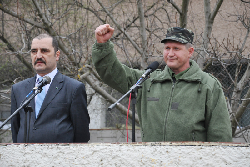 Над военкоматом Крыма подняли флаг России