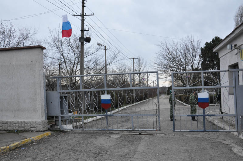 Над военкоматом Крыма подняли флаг России