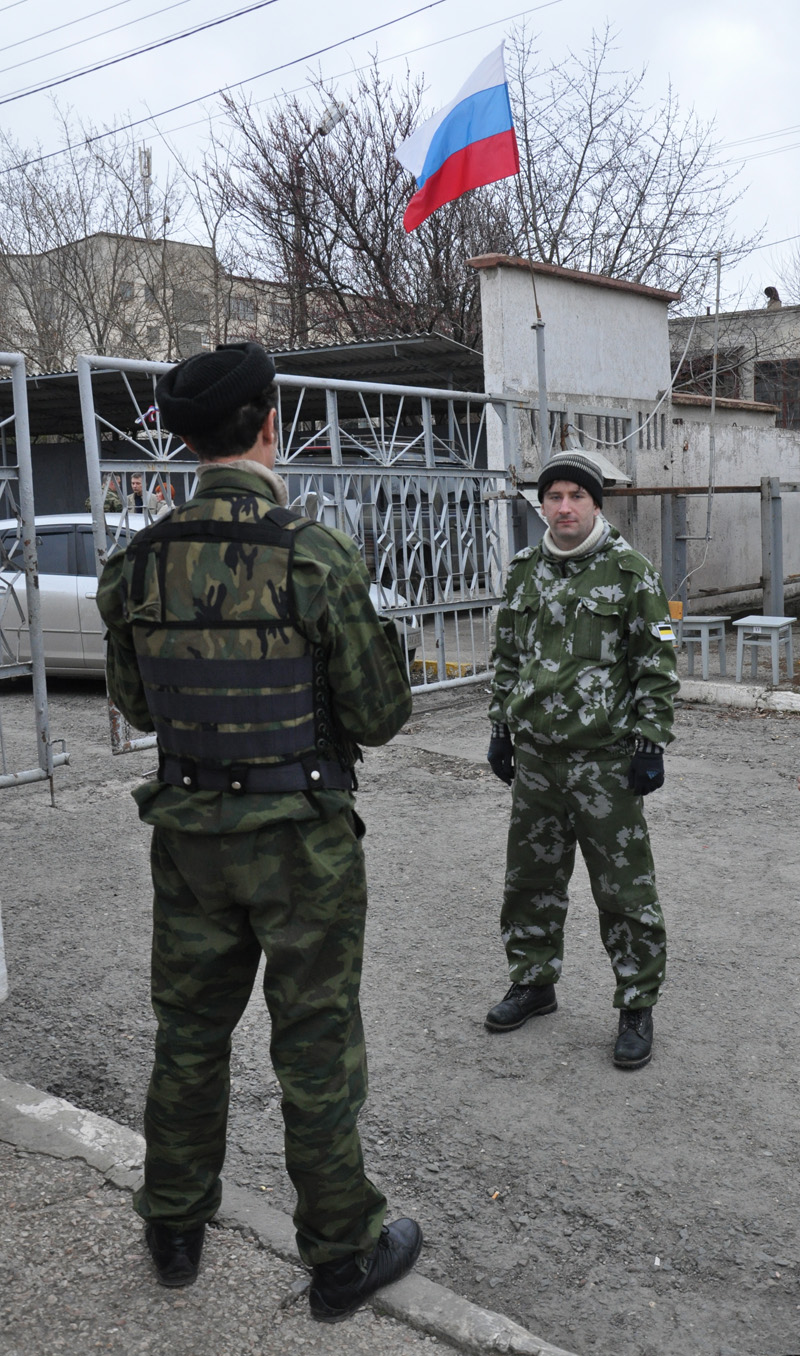 Над военкоматом Крыма подняли флаг России