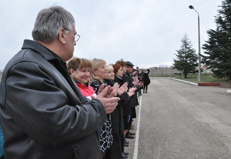 Над военкоматом Крыма подняли флаг России