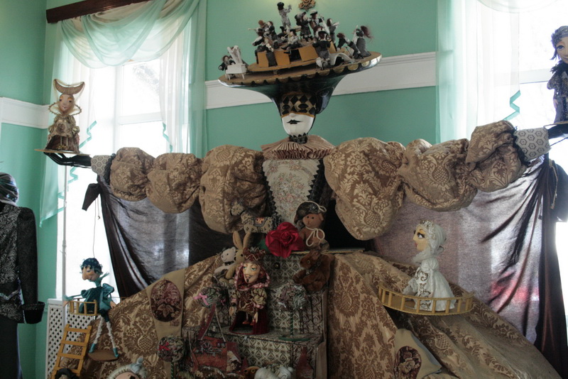 В Симферополе открылась выставка театральных кукол