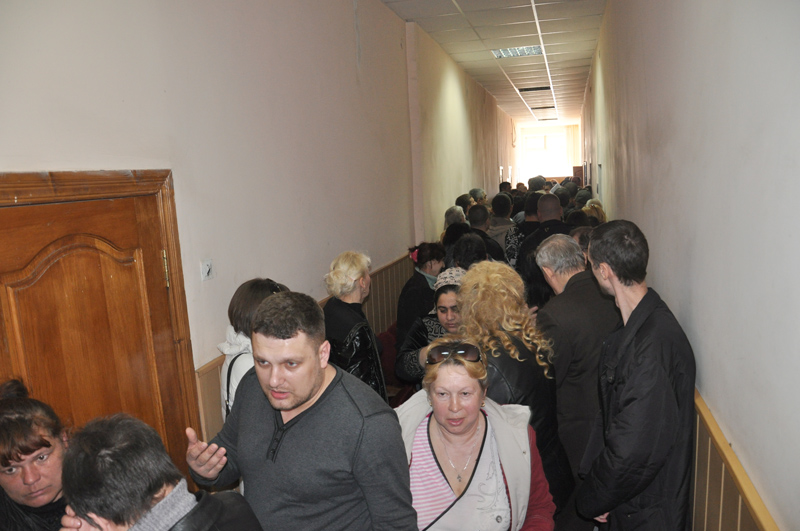 В паспортных столах Симферополя принимают документы на оформление российского гражданства