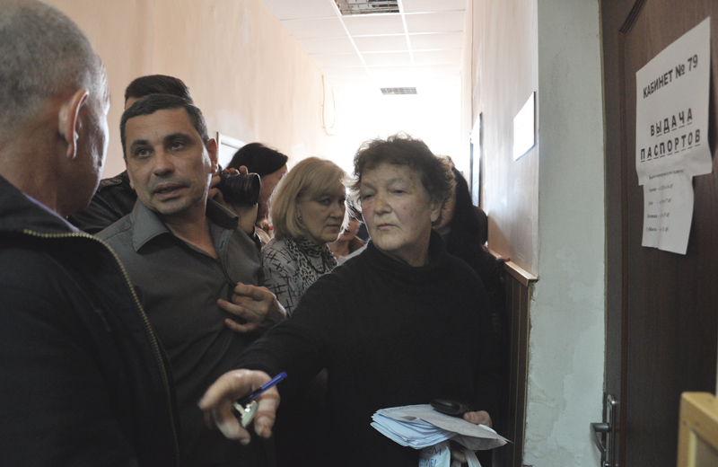 В паспортных столах Симферополя принимают документы на оформление российского гражданства