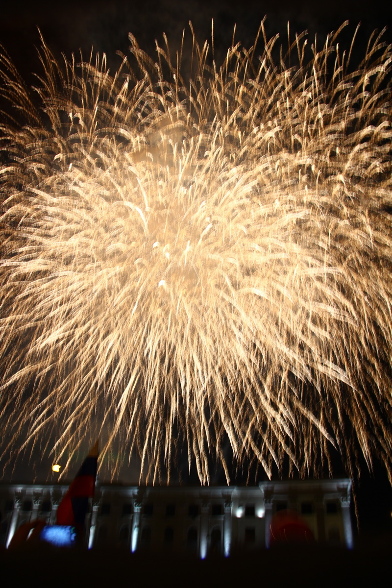 В Симферополе залпами салюта отметили присоединение Крыма к России