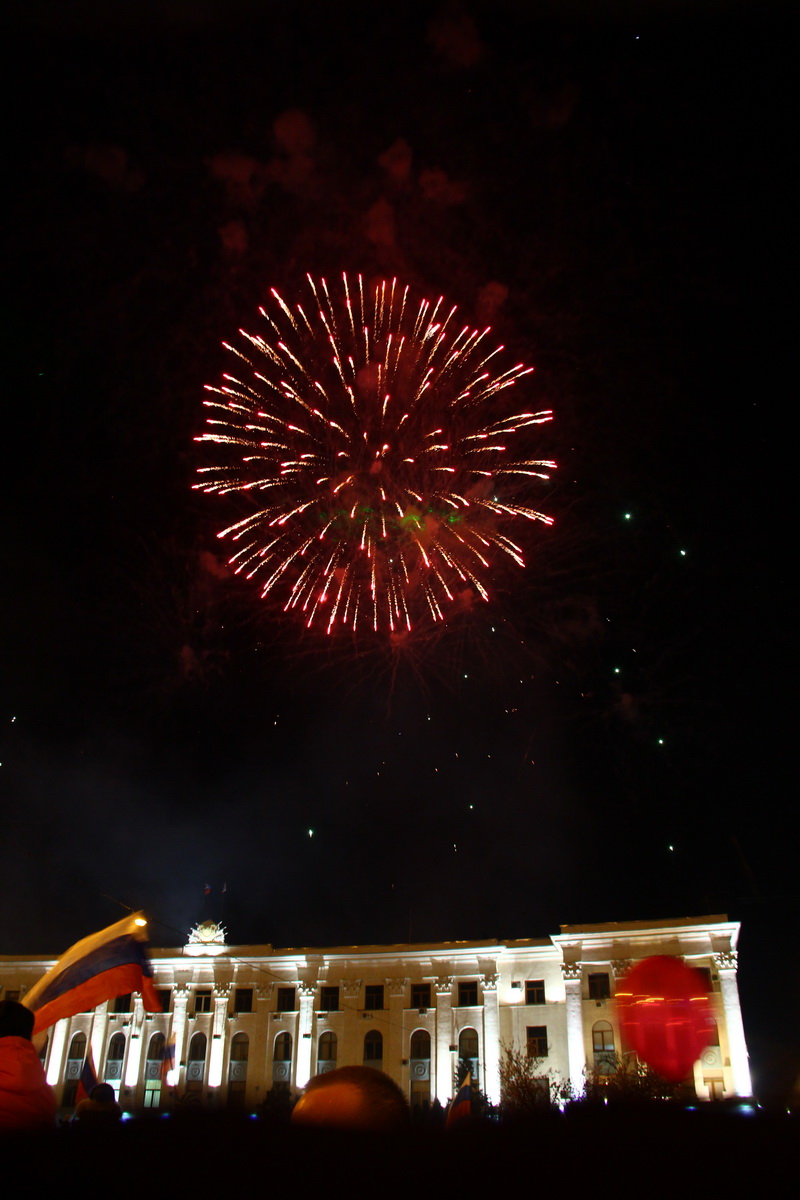 В Симферополе залпами салюта отметили присоединение Крыма к России