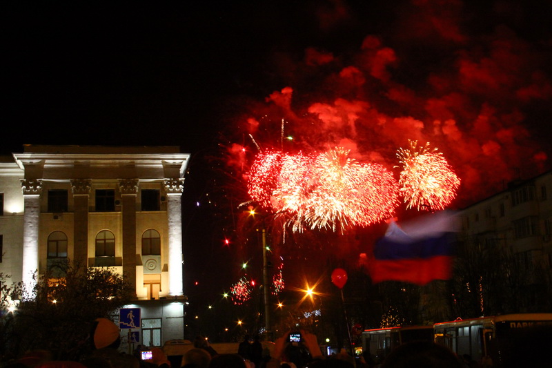 В Симферополе залпами салюта отметили присоединение Крыма к России