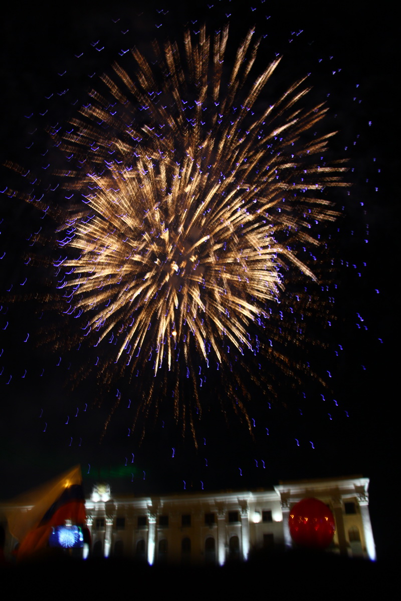 В Симферополе залпами салюта отметили присоединение Крыма к России