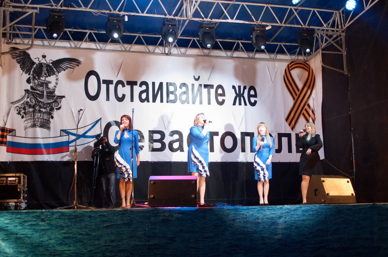 В Севастополе устроили салют и праздничный концерт