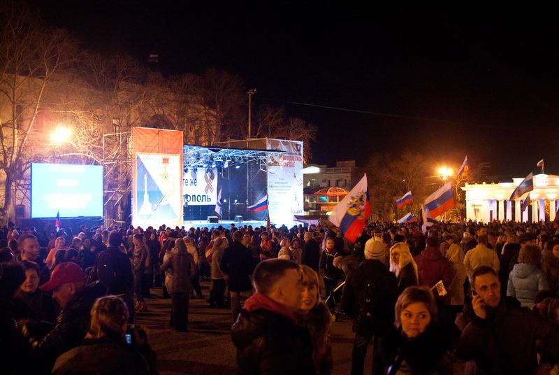 В Севастополе устроили салют и праздничный концерт