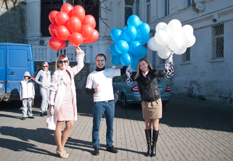 В Севастополе запустили в небо воздушные шары цветов российского флага
