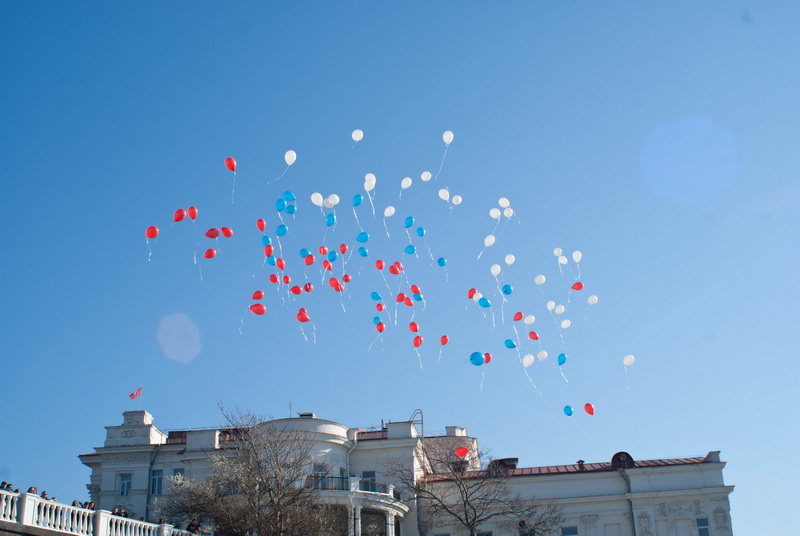 В Севастополе запустили в небо воздушные шары цветов российского флага