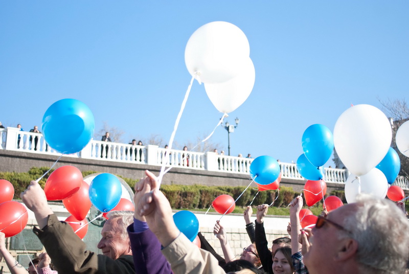 В Севастополе запустили в небо воздушные шары цветов российского флага