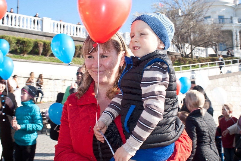 В Севастополе запустили в небо воздушные шары цветов российского флага