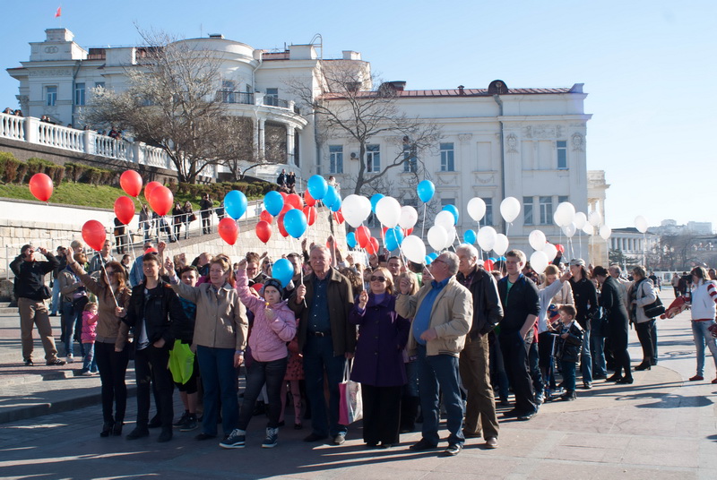В Севастополе запустили в небо воздушные шары цветов российского флага