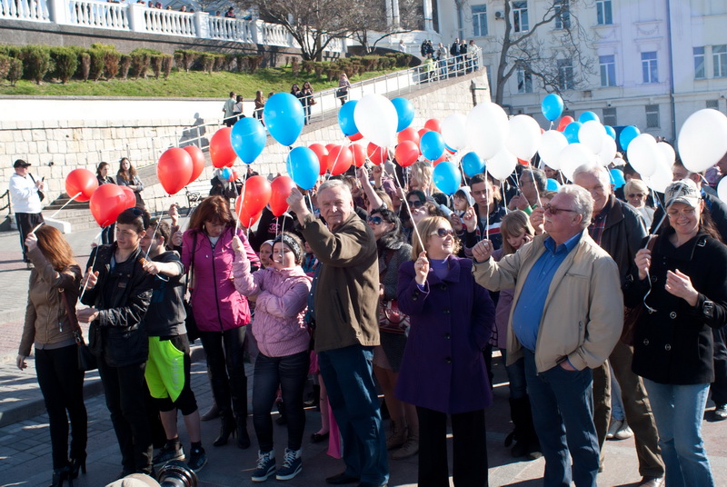 В Севастополе запустили в небо воздушные шары цветов российского флага
